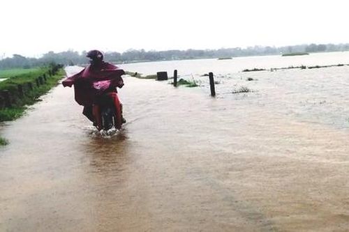 Cùng vợ vượt đập tràn về quê ăn giỗ, người chồng bị nước cuốn tử vong