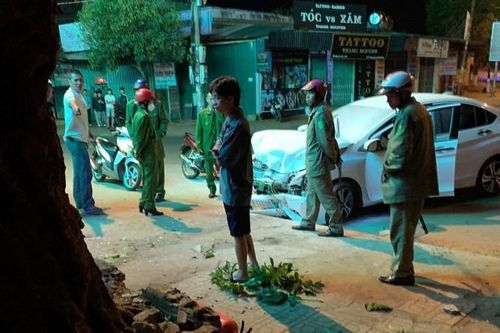 Đắk Lắk: Kinh hoàng xe con tông thẳng vào nhóm người trên vỉa hè