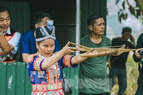 Xem phụ nữ miền biên viễn thi bắn nỏ, ném còn ở lễ hội Pu Nhạ Thầu