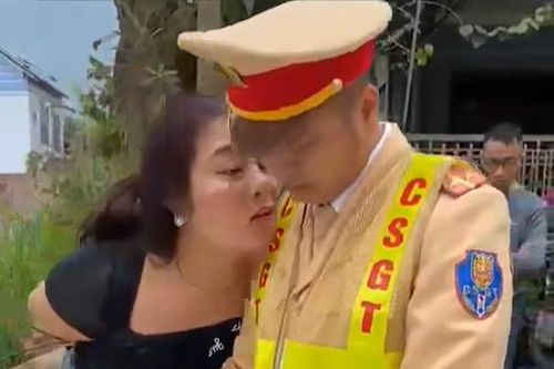 Tạm giữ hình sự người phụ nữ lăng mạ lực lượng CSGT
