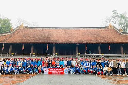 Phụ huynh ở Nghệ An bức xúc vì phải đóng tiền triệu cho con đi chơi