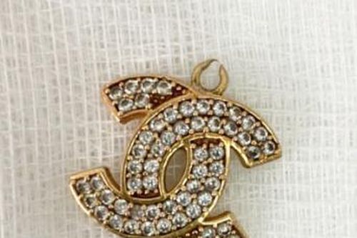 Phát hiện mặt dây chuyền cỡ lớn trong đường thở