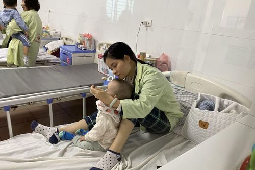 Cách vệ sinh mũi họng, phòng bệnh hô hấp cho trẻ