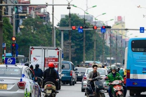 Bất chấp nguy hiểm, xe máy nối đuôi nhau đi ngược chiều
