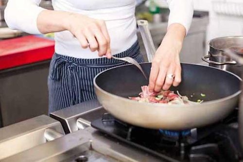Dùng chảo chống dính theo cách này coi chừng đầu độc cả gia đình