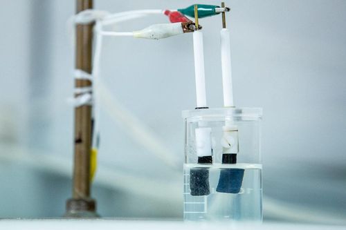 Các nhà khoa học RMIT phát minh phương pháp sản xuất hydro từ nước biển