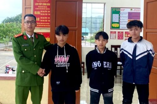 Lo lắng vì làm rơi số tiền chắt chiu bấy lâu, người phụ nữ bất ngờ nhận điều 'kỳ diệu' từ 3 em học sinh