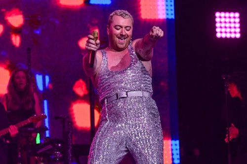Sam Smith khiến fan 'bật ngửa ngỡ ngàng' với phong cách thời trang xuyên thấu, bó sát táo bạo