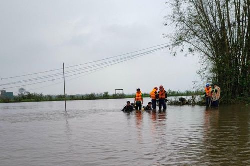 Cùng về quê ăn giỗ, vợ mất chồng trong tích tắc vì tai nạn ập đến bất ngờ