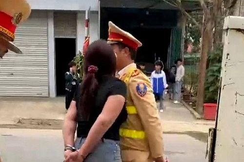 Thanh Hóa: Công an đang làm rõ hành vi người phụ nữ lăng mạ cảnh sát giao thông