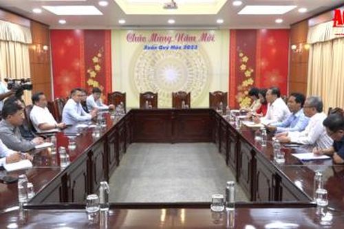 Phó Chủ tịch UBND tỉnh An Giang Trần Anh Thư tiếp đoàn Văn phòng đại diện Tập đoàn Công nghiệp cao su Việt Nam tại Campuchia