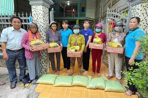 Tặng 100 phần quà cho hội viên, phụ nữ có hoàn cảnh khó khăn