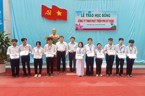 Trao 50 suất học bổng cho học sinh vùng biên giới