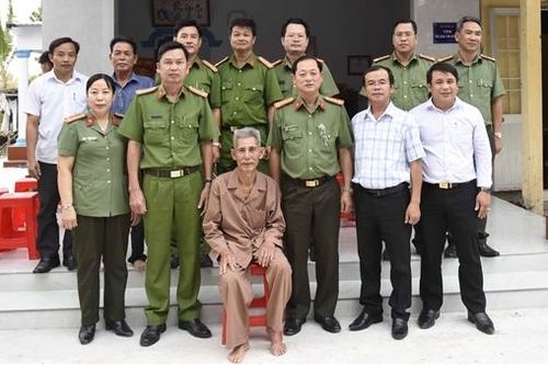 Công an tỉnh Cà Mau bàn giao nhà tình nghĩa tặng 3 gia đình chính sách