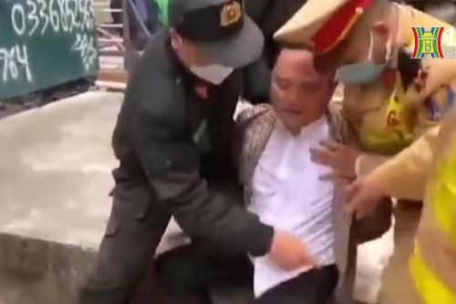 Khống chế đối tượng chống người thi hành công vụ