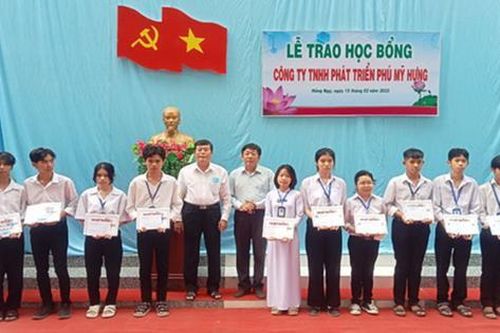 Đồng Tháp: Trao 50 học bổng tặng học sinh vùng biên giới