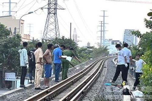 Tàu hỏa tông chết người đàn ông ngồi trên đường ray gần cầu Bình Lợi