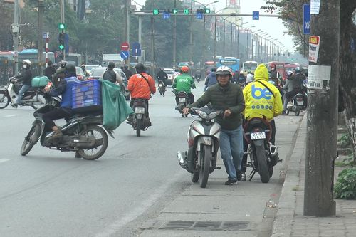 Chạy xe máy ngược chiều, nhiều người bị xử phạt
