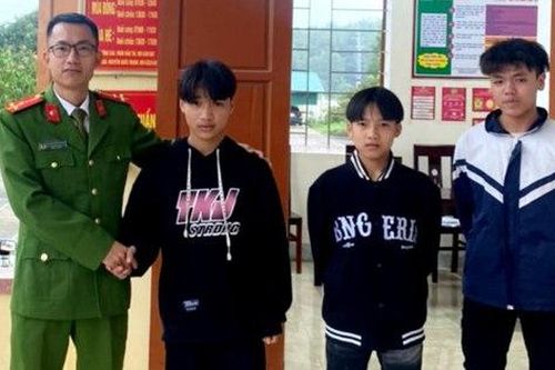 3 học sinh trả lại gần 20 triệu đồng cho người đánh rơi