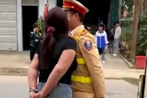 Thông tin mới nhất về người phụ nữ bị còng tay lăng mạ, đụng chạm thân thể vào CSGT