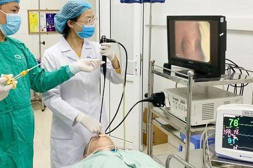 Răng giả rơi sâu vào phế quản, chuyên gia khuyến cáo khi ăn hạn chế làm việc này