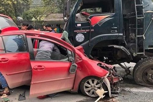 Ô tô con biến dạng sau khi đấu đầu với xe tải trên Quốc lộ 6