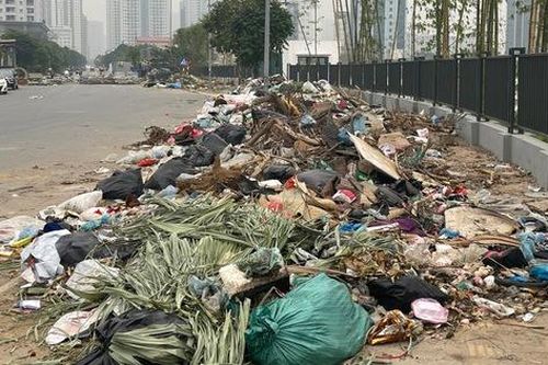 Rác chất đống ngổn ngang trên con đường mới mở ở Hà Nội