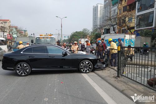 Ôtô mất lái đâm cột điện đổ ngang đường ở Hà Nội