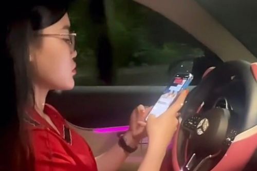 Buông 2 tay và dùng điện thoại khi lái Mercedes, nữ tài xế bị xử phạt