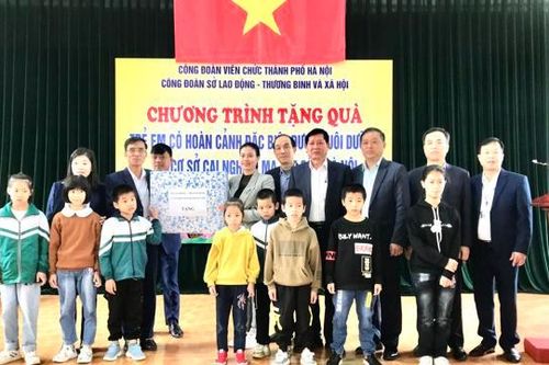 Tặng quà cho 56 trẻ em có hoàn cảnh đặc biệt