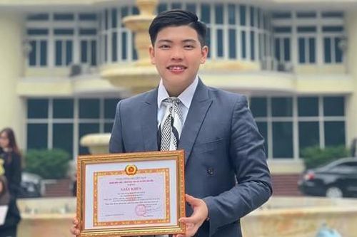Nam sinh trường Báo đam mê nghiên cứu khoa học