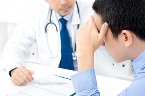 Đang đứng thấy đau thân dưới, khám nam khoa phát hiện chuyện kinh dị