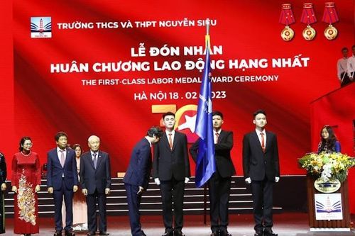 Trường Nguyễn Siêu đón nhận Huân chương Lao động hạng Nhất
