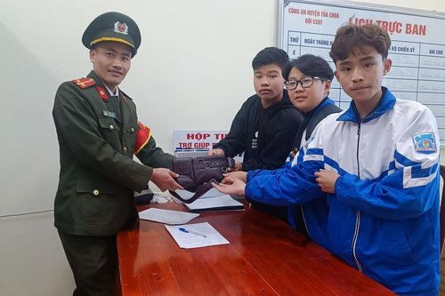 Ba học sinh ở Điện Biên nhặt được của rơi nhờ công an tìm chủ nhân
