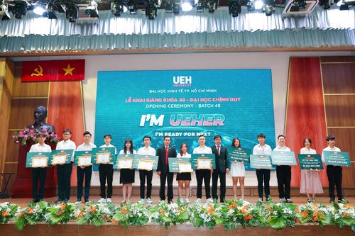 900 suất học bổng dành cho tân sinh viên UEH năm 2023