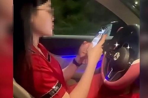 Xử phạt nữ tài xế ô tô Mercedes buông hai tay để quay TikTok