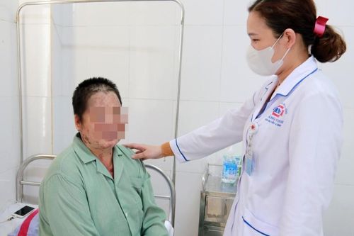 Lở loét toàn thân do nghe người quen mách tắm lá cây chữa bệnh