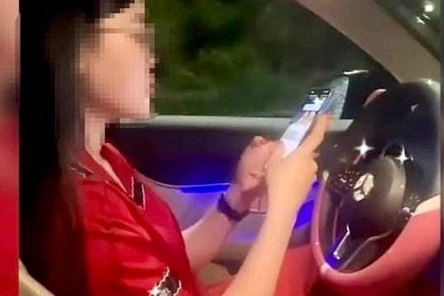 Nữ tài xế Mercedes buông hai tay quay TikTok bị tước giấy phép lái xe 2 tháng