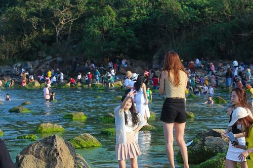 Nghềnh đá Nam ô xanh mướt như ngọc: Người dân và du khách đổ xô đến check in
