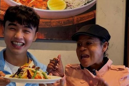 Chàng trai chuyên mời người lạ đi… ăn