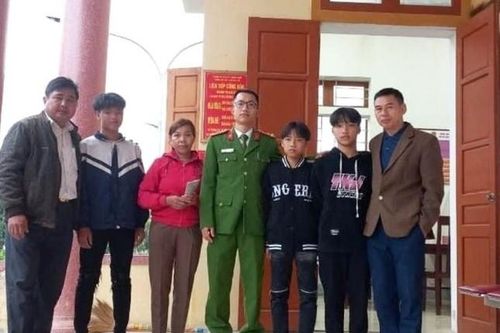 Nghệ An: Nhóm học sinh trả lại tiền cho người đánh rơi