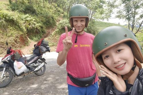 Cặp vợ Việt chồng Pháp chênh nhau 19 tuổi mê du lịch, đi săn mưa bão, sấm chớp