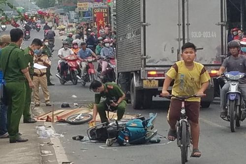 Xe máy văng bánh sau cú đâm trực diện ô tô tải, 1 người tử vong
