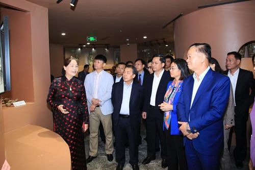 Đoàn cán bộ Lào khảo sát thực tế tại Trung tâm tinh hoa làng nghề Việt