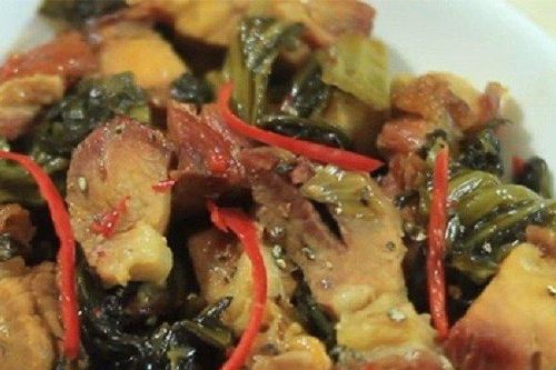 Món ngon cuối tuần: Cách làm thịt quay kho dưa chua ngon lạ miệng