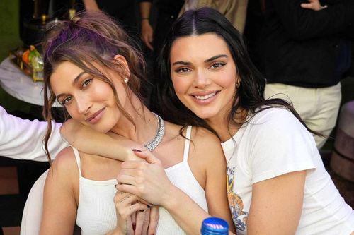 Kendall Jenner bị nghi ngờ photoshop quá đà, bà xã Justin Bieber lên tiếng bênh vực