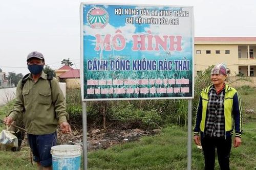 Người nông dân hạnh phúc trên cánh đồng không rác thải