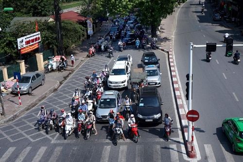 Lỗi dừng đèn đỏ sai làn đường bị phạt bao nhiêu tiền?