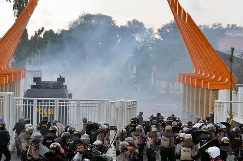 Đụng độ giữa cảnh sát và hàng trăm người hâm mộ bóng đá tại Indonesia