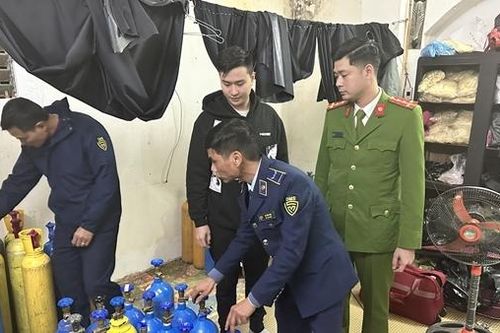 Phát hiện, thu giữ hàng chục bình 'khí cười' tập kết trong nhà kho